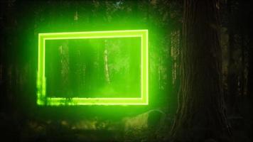 cadre rectangle lumineux au néon dans la forêt de nuit photo