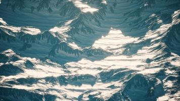 vue aérienne des montagnes des alpes dans la neige photo