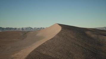 vue aérienne sur de grandes dunes de sable dans le désert du sahara au lever du soleil photo