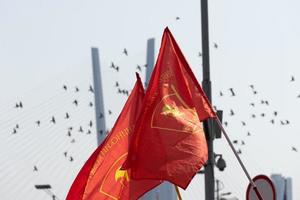 vladivostok, primorsky krai-29 septembre 2019-drapeaux rouges de l'organisation du komsomol sur le fond du pont d'or. photo