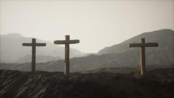 croix de crucifix en bois à la montagne photo