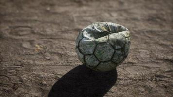 vieux ballon de football le sol en ciment photo