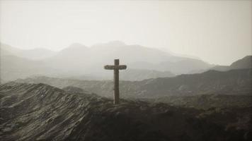 croix de crucifix en bois à la montagne photo