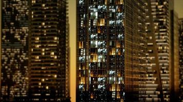 gratte-ciel dans le quartier des affaires dans la nuit photo