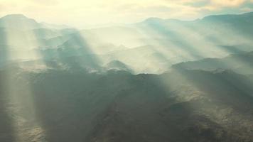 paysage désertique volcanique aérien avec des rayons de lumière photo