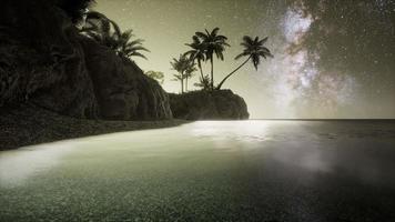 belle plage tropicale fantastique avec étoile de voie lactée dans le ciel nocturne photo