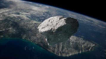dangereux astéroïde s'approchant de la planète terre photo