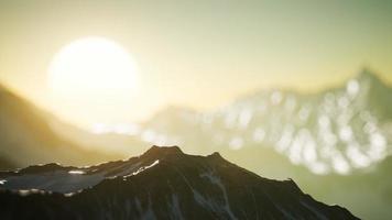 paysage d'hiver dans les montagnes au coucher du soleil photo