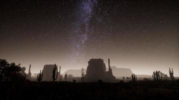 hyperlapse dans le désert du parc national de la vallée de la mort au clair de lune sous les étoiles de la galaxie photo