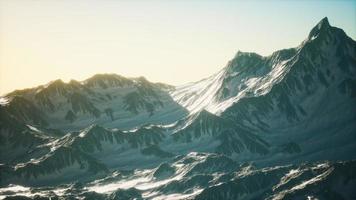 vue aérienne des montagnes des alpes dans la neige photo