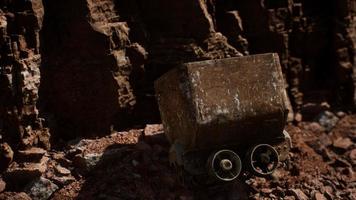 chariot de mine d'or abandonné utilisé pour transporter le minerai pendant la ruée vers l'or photo
