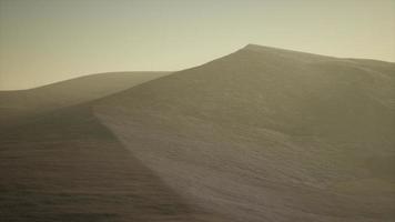 vue aérienne sur de grandes dunes de sable dans le désert du sahara au lever du soleil photo