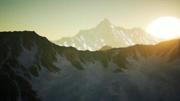 paysage d'hiver dans les montagnes au coucher du soleil photo