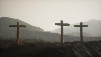 croix de crucifix en bois à la montagne photo