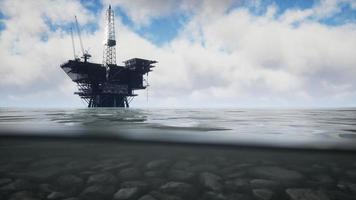 grande plate-forme de forage de plate-forme pétrolière offshore dans l'océan pacifique photo