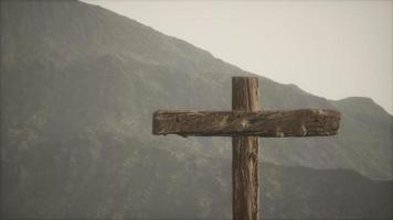 croix de crucifix en bois à la montagne photo