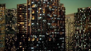 gratte-ciel dans le quartier des affaires dans la nuit photo