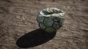 vieux ballon de football le sol en ciment photo