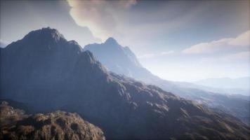 paysage de cratère de volcan avec brouillard photo