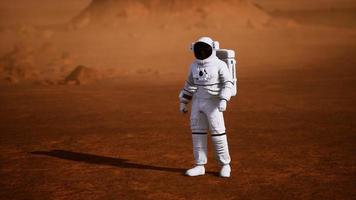astronaute sur la surface de mars. planète rouge couverte de gaz et de roche photo