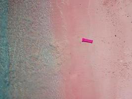 vue aérienne de drone gonflable sur une plage rose tropicale exotique photo