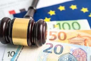 drapeau de l'ue avec marteau et billet en euros pour juge avocat. concept de tribunal de droit et de justice. photo
