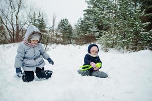 deux soeurs bébés filles dans la nature hivernale. à l'extérieur dans la neige. photo