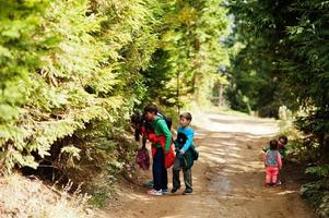 nous avons trouvé une mère champignon avec quatre enfants se reposant dans les montagnes. voyages en famille et randonnées avec enfants. photo