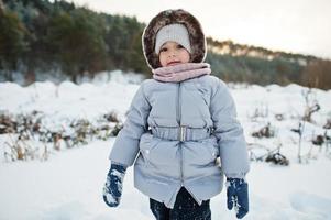 petite fille dans la nature hivernale. à l'extérieur dans la neige. photo