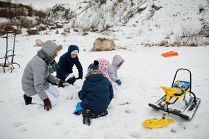 jeux en famille et promenades en traîneau en hiver en plein air, mère et enfants s'amusant. photo