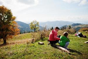 mère et enfant profitant de la montagne.le concept de voyage en famille, d'aventure et de tourisme. mode de vie et randonnée vacances d'automne en plein air. photo