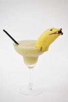 Margarita cocktail banane isolé sur fond blanc photo