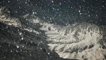 neige abondante, focalisée sur les flocons de neige, montagnes en arrière-plan photo