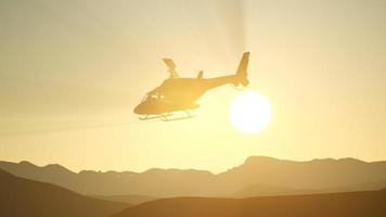 hélicoptère volant au ralenti extrême et ciel coucher de soleil photo