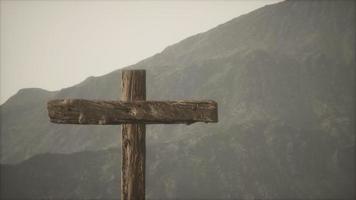 croix de crucifix en bois à la montagne photo