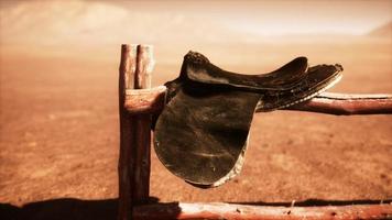 selle de cheval sur la clôture dans la vallée du monument photo