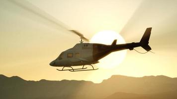 Hélicoptère volant au ralenti extrême 8k et ciel coucher de soleil photo