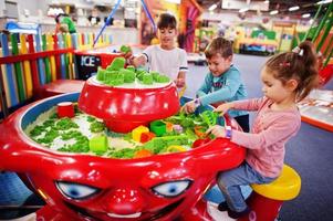 les enfants jouent avec du sable cinétique dans un centre de jeux intérieur. photo