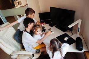 enfants utilisant un microscope apprenant des cours de sciences à la maison. photo