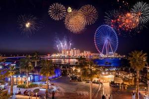 feu d'artifice spectaculaire pour célébrer l'ouverture d'Ain Dubaï. beau spectacle de feux d'artifice à dubaï. photo