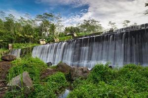 chute d'eau watu purbo située à yogyakarta photo