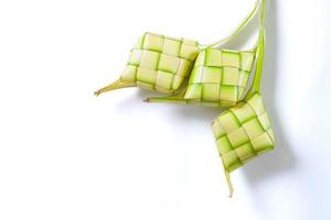 vue de dessus de la cuisine traditionnelle isolée sur fond blanc, appelée ketupat photo