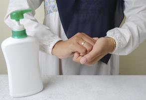 se laver les mains avec des désinfectants à base d'alcool ou du gel d'alcool provenant d'un flacon pompe photo