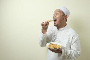 les gros hommes musulmans asiatiques ont très faim et veulent dévorer immédiatement de la nourriture photo