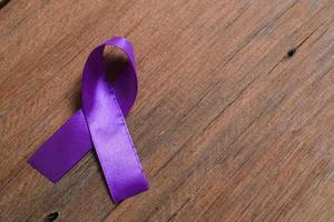 ruban violet comme symbole du concept de la journée mondiale du cancer photo