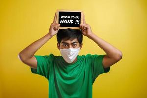 portrait d'un jeune homme asiatique portant un masque de protection contre le coronavirus photo