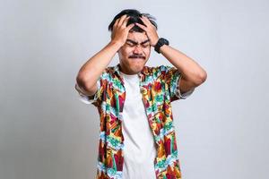 homme avec la main sur la tête pour douleur à la tête à cause du stress photo