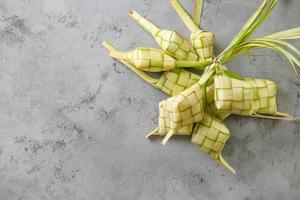 vue de dessus de la cuisine traditionnelle isolée sur fond gris rustique, appelée ketupat photo