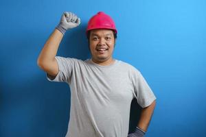 gros homme asiatique portant un casque rouge photo