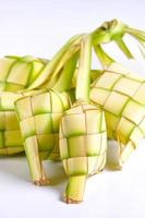 vue de dessus de la cuisine traditionnelle isolée sur fond blanc, appelée ketupat photo